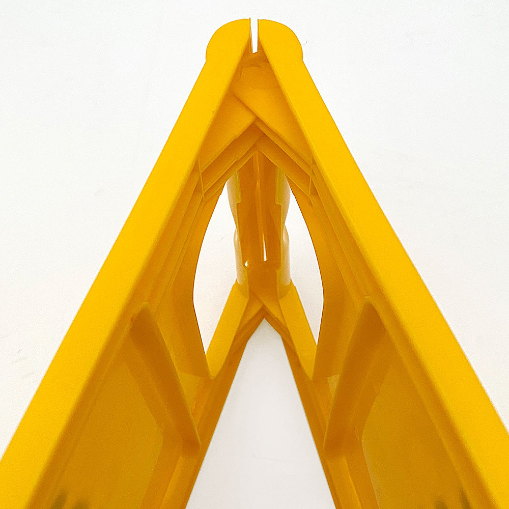Warnschild „Caution Wet Floor“, Warnschild, Dänisch und Englisch